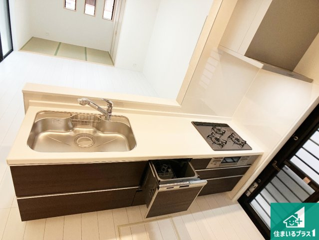 明石市西明石町　新築一戸建てのキッチン|リビングと統一感があり、使い勝手のいいキッチン。広々としているので、二人並んで作業が出来ちゃいます。お子様と一緒に色々なお料理に挑戦できるスペースがあります。