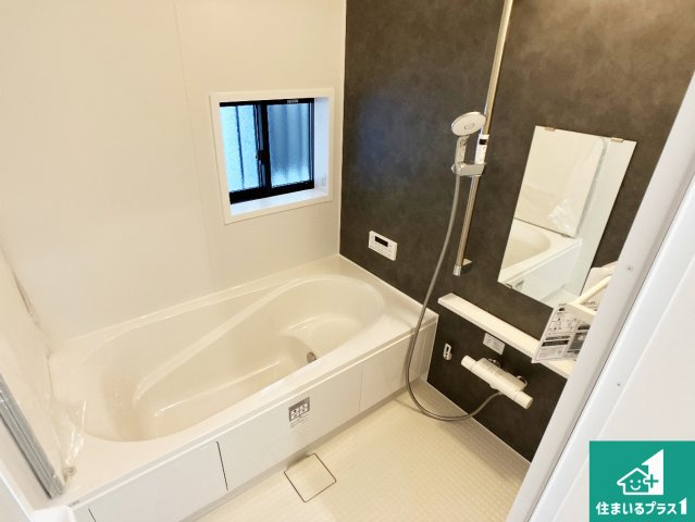 明石市西明石町　新築一戸建ての浴室|足をゆったり伸ばして寛げる浴槽です。窓が設けられていますので差し込む光が明るく穏やかな雰囲気にしてくれます♪浴室乾燥機も設置しているので、雨の日の洗濯物も安心です♪