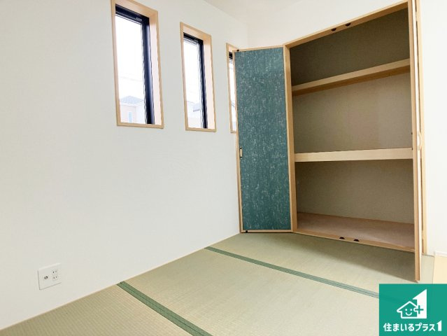 明石市西明石町　新築一戸建ての和室|一室あると便利な和室は客間としてだけでなく、小さなお子様のプレイルームや食後のくつろぎスペースとしてもご利用いただけます。収納もついていますので大活躍間違いなし！