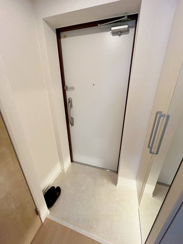 サンライズガーデン宝塚の玄関|収納もある玄関です