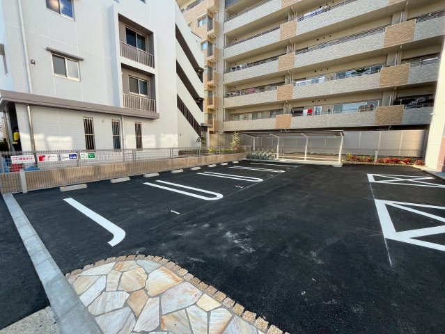 サンライズガーデン宝塚の駐車場|駐車場があるので、車を買う予定の方も安心です