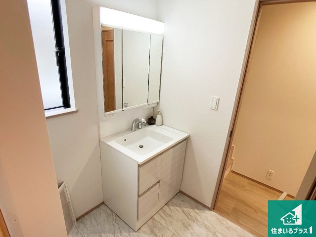 明石市西明石町　新築一戸建ての独立洗面台|清潔感のある洗面台です。フラットな鏡は掃除がしやすく毎日清潔！鏡裏には収納があるのでスッキリとした洗面台が保てます。