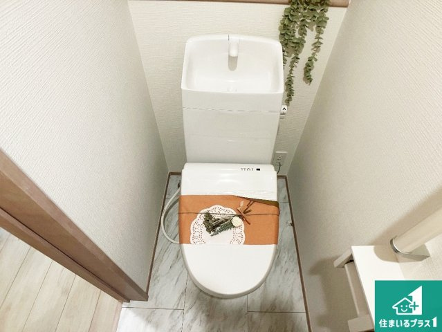 明石市西明石町　新築一戸建てのトイレ|1・2階の2ヶ所にあるので、朝の忙しい時間の順番待ちもなく、深夜の利用にも大変便利です。