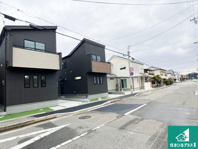 明石市西明石町　新築一戸建ての前面道路含む現地写真|周辺は閑静な住宅街！前面道路広々で車の出し入れも便利です。駐車が苦手な方でも安心して車庫入れできます！