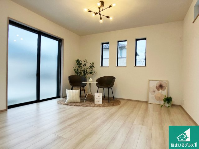 明石市西明石町　新築一戸建ての居間・リビング|日当たり良好の明るいリビングで朝の目覚めもスッキリできそう！対面キッチンでご家族のコミュニケーションも自然と増える設計！小さなお子様が遊ぶスペースを作っても広々とくつろげるLDK！