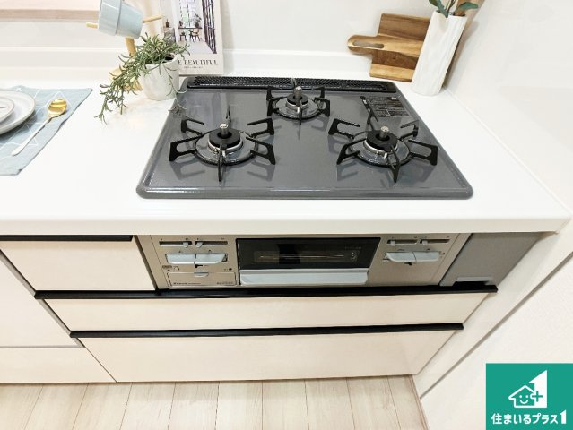 明石市西明石町　新築一戸建ての設備|ダブル高火力Ｓｉセンサー付きコンロ！３口あるので、まとめて料理をする時も大活躍！