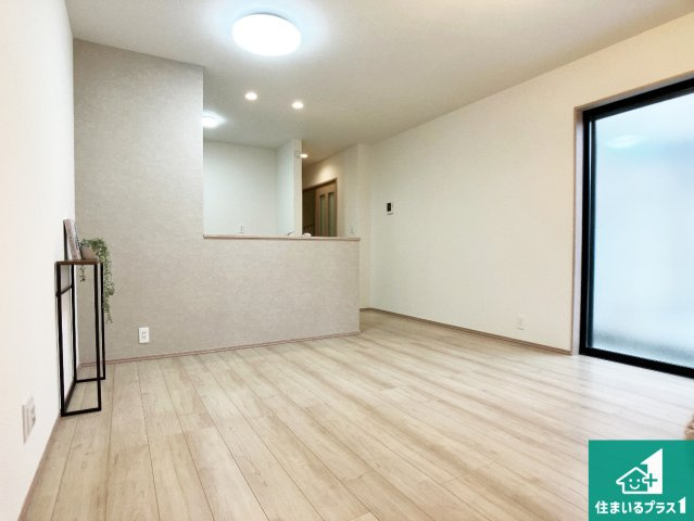 明石市西明石町　新築一戸建ての居間・リビング|子供を見守りながらお料理が出来るため家族のコミュニケーションか増えます♪スペースが広く確保されている為お子様が大きくなったときは一緒に料理を楽しめます♪