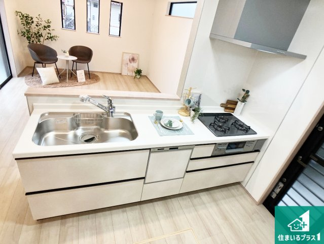 明石市西明石町　新築一戸建てのキッチン|リビングと統一感があり、使い勝手のいいキッチン。広々としているので、二人並んで作業が出来ちゃいます。お子様と一緒に色々なお料理に挑戦できるスペースがあります。