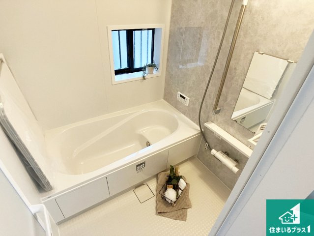 明石市西明石町　新築一戸建ての浴室|足をゆったり伸ばして寛げる浴槽です。窓が設けられていますので差し込む光が明るく穏やかな雰囲気にしてくれます♪浴室乾燥機も設置しているので、雨の日の洗濯物も安心です♪
