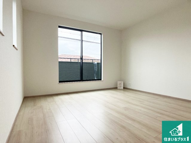 明石市西明石町　新築一戸建ての洋室|寝室は心地よい眠りについてもらいたくて、シンプルかつ開放的な空間な設計にしています！大きな窓から差し込む日が心地いいです♪