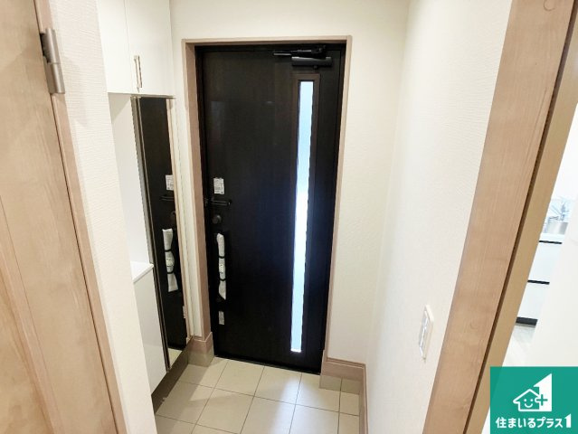 明石市西明石町　新築一戸建ての玄関|シューズボックスにはたくさんの靴が収納できるので玄関周りはいつもスッキリ！ご家族が増えても安心！