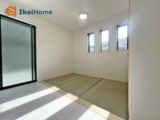 明石市西明石町2丁目　全2棟　A号棟の居間・リビング|【ホームページに現地動画掲載中】●年中無休：当日予約可●LDKとタタミコーナーと繋がっています！