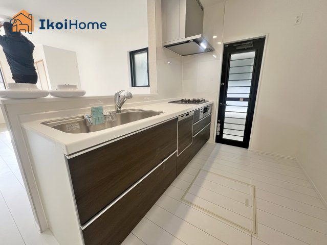 明石市西明石町2丁目　全2棟　A号棟のキッチン|【ホームページに現地動画掲載中】●年中無休：当日予約可●人気の対面式のキッチンで明るい！