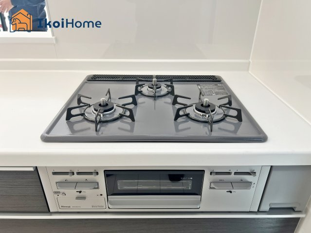 明石市西明石町2丁目　全2棟　A号棟のキッチン|【ホームページに現地動画掲載中】●年中無休：当日予約可●三口コンロには火口にＳＩセンサーを搭載！