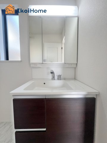 明石市西明石町2丁目　全2棟　A号棟の洗面所|【ホームページに現地動画掲載中】●年中無休：当日予約可●洗面台はお化粧をする時に便利な３面鏡。