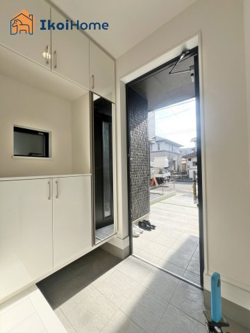 明石市西明石町2丁目　全2棟　A号棟の玄関|【ホームページに現地動画掲載中】●年中無休：当日予約可●コの字型の大型靴箱がございます！