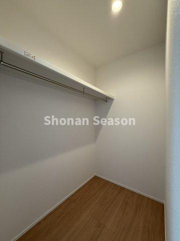 【収納】 | メイン居室には「WIC」を完備◎
面倒な衣替えの手間が省けます♪