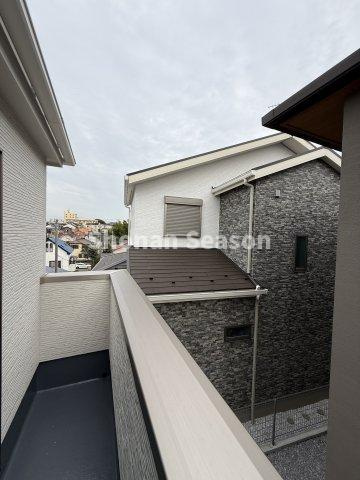 【バルコニー】 | 南東に面しており、前面には遮るものもないので、日当たりも良く気持ちの良い風が吹き抜けます。