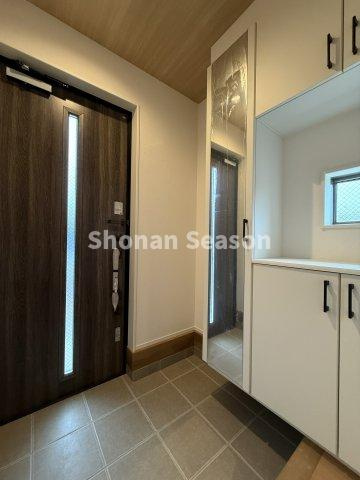 【玄関】 | ミラー付で身だしなみチェックもバッチリ！
履物が雑多にならずに済みます♪