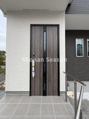 【玄関】 | 発達したバス網・車移動中心の長閑なロケーション！
子育て制度も充実した綾瀬市エリアの新居に、１号棟をぜひお見逃しなく♪