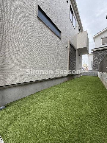 【庭】 | 面倒なお手入れ不要な芝庭！
週末には家族そろってBBQを楽しみませんか♪