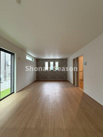 【居間・リビング】 | 16.66帖の広々リビング！
お子さまがのびのび走り回れそうですね♪