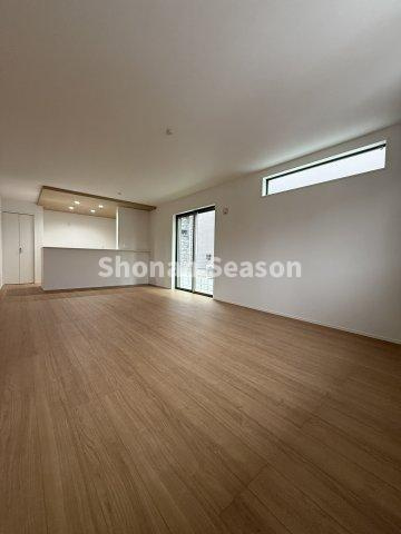 【居間・リビング】 | キレイなフローリング光る全室洋室！
毎日のお掃除もラクラクです♪