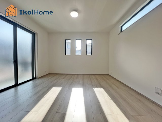 明石市西明石町2丁目　全2棟　B号棟の居間・リビング|【ホームページに現地動画掲載中】●年中無休：当日予約可●家具・家電は住宅ローンに組込み可能！