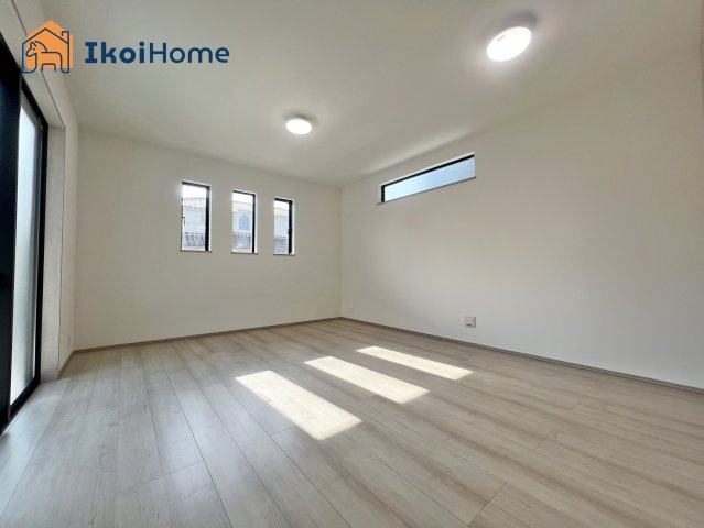 明石市西明石町2丁目　全2棟　B号棟の居間・リビング|【ホームページに現地動画掲載中】●年中無休：当日予約可●広々としたLDKは開放感があります