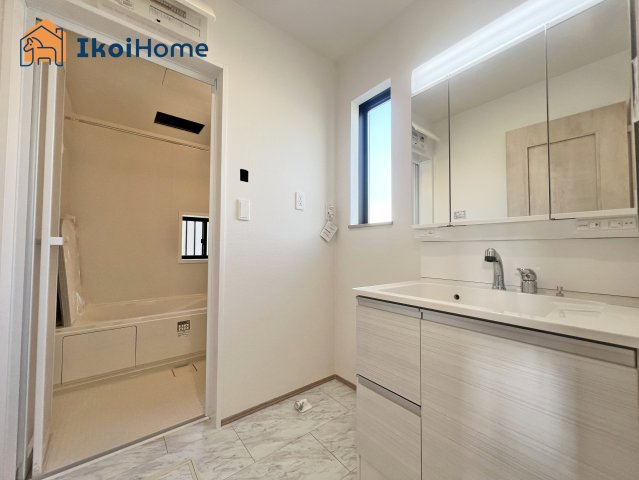 明石市西明石町2丁目　全2棟　B号棟の洗面所|【ホームページに現地動画掲載中】●年中無休：当日予約可●洗面台はお化粧をする時にも便利な３面鏡！