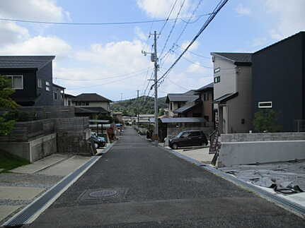 広島市佐伯区五月が丘5丁目　の前面道路含む現地写真