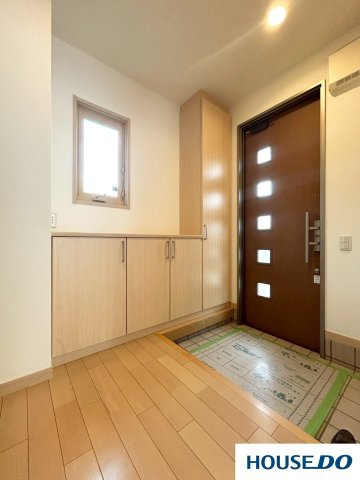 中古戸建　積水ハウス施工　足利市八椚町の玄関|明るい玄関です