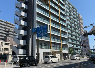 【外観】 | アンベリール本厚木 | 外観はマンション管理がされているかの目安になります。築年数が古いと、壁面は劣化してひび割れが生じることも！建物が古びていても細かいところが修繕されていると、きちんと管理されているなぁと感じるでしょう。
