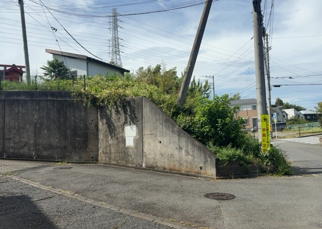 【外観】 | 現地に行くなら、物件の周囲の地形がどうなっているかを見ることも大切です。周辺より低くなっている土地では、大雨などで水が集まりやすいため、地盤が弱くなっているということも考えられるため、注意が必要です。