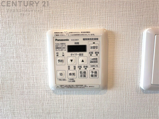 常に新鮮な空気を室内に供給し、室内の換気を効果的に行います。湿気やニオイ等を排出し、健康な環境を維持。快適な室内温度と湿度を調整し、エネルギー効率も向上。居住空間の快適性と健康面の改善が期待できます。