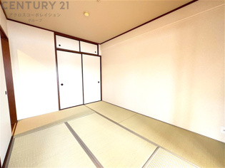 リビング横の和室スペースはリビングと続きで利用してもデザイン性のとれる洋風和室になります。やっぱり一室は欲しい和室は客間や小さなお子様の寝かせ付けなどにも便利です。