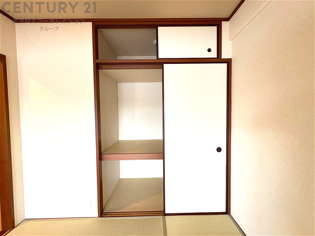 押入れは季節の衣類、寝具などを収納できます。伝統的な美しさと実用性が融合し、収納物を保護する調湿・換気効果があります。使い方によっては書類や小物なども効果的に整理でき空間を有効活用できます。