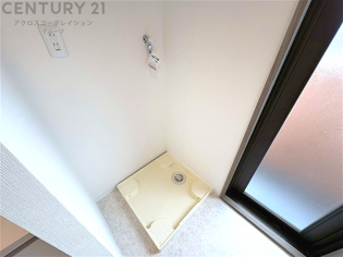 洗濯物の仕分け作業がしやすく、整理整頓が容易になります。洗濯音や湿気を他の部屋に持ち込まず、生活環境を快適に保ちます。上部を活用すれば収納スペースを確保でき洗剤や洗濯用品の整理もしやすくなります。