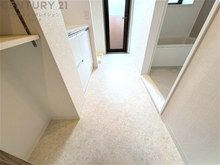 衣服の収納や脱ぎ着や整理整頓がしやすく、湿った衣類を乾燥させるスペースがありカビや臭いの発生を防ぎます。床の汚れを他の部屋に持ち込まず清潔を保つことができます。また快適な入浴環境の整備にも役立ちます。