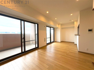 キッチン前のダイニングスペース　カウンターキッチンから料理の受け渡し等に便利です。ダイニングセットを置いても十分な広さを確保。