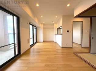 リビングダイニングは家族や友人とのコミュニケーションを楽しむ場所でくつろぎながら食事や会話を楽しめ、多目的に利用できリラックスできる空間です。家庭内の中心として機能し、快適な生活をサポートします。