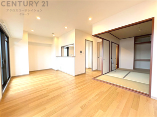 キッチン前のダイニングスペース　カウンターキッチンから料理の受け渡し等に便利です。ダイニングセットを置いても十分な広さを確保。