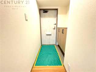 大きな玄関収納付きの玄関です　家族皆様の履物をしっかり収納できます
