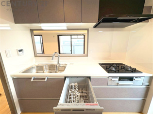 シンプルなデザインと使いやすさを兼ね備えた対面式システムキッチンは、効率的な作業スペースを提供し、家族やゲストとのコミュニケーションを促進します。