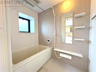 ユニットバスは省スペースでありながら、シンプルな設計と使いやすさを備え、簡便なメンテナンスが可能です。またミラー・小物置き場もあり便利です。
