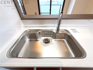 大きなシンクでお鍋などの大きな調理器具を洗う際にも便利です。