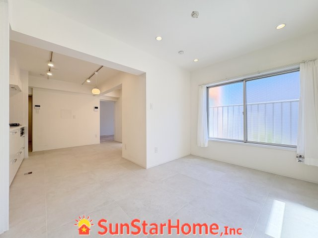 【※サンスターホーム限定物件】ウィスタリヤマンション小川東町201　リノベ済み　角部屋　駅近　3路線利用可の居間・リビング