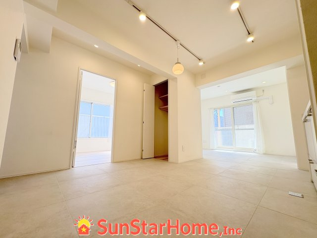 【※サンスターホーム限定物件】ウィスタリヤマンション小川東町201　リノベ済み　角部屋　駅近　3路線利用可の居間・リビング