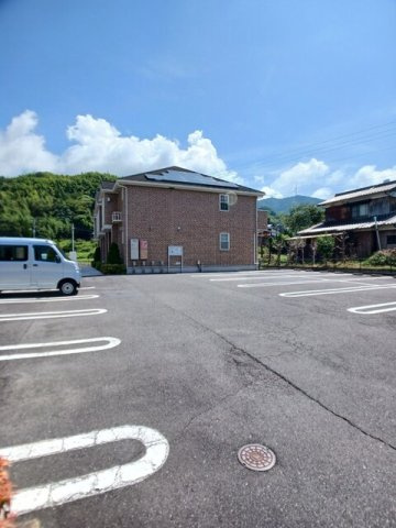 【駐車場】 | ヴィア・ラッテア河久保 | 車をお持ちの方に嬉しい駐車場付きの物件です