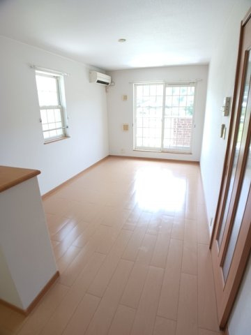 【居間・リビング】 | ヴィア・ラッテア河久保 | ゆったり過ごせる居間です